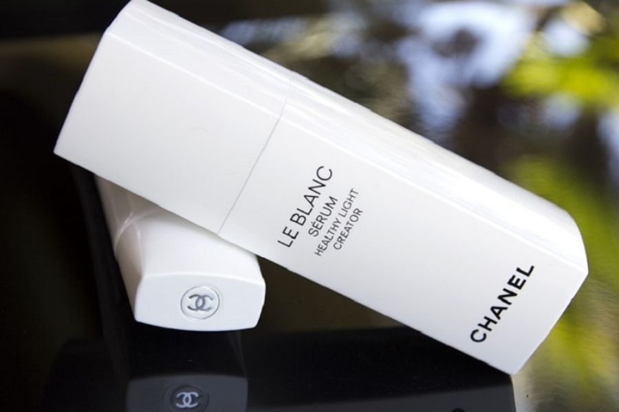 bao bì và kết cấu của tinh chất Chanel Le Blanc Serum Healthy Light Creator 