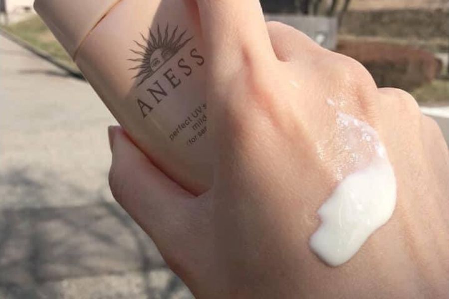 Chất kem Anessa Perfect UV Sunscreen Mild Milk SPF50  
