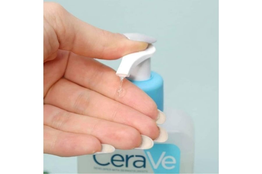 Bao bì và kết cấu sữa rửa mặt CeraVe Renewing SA Cleanser dành cho da dầu và mụn