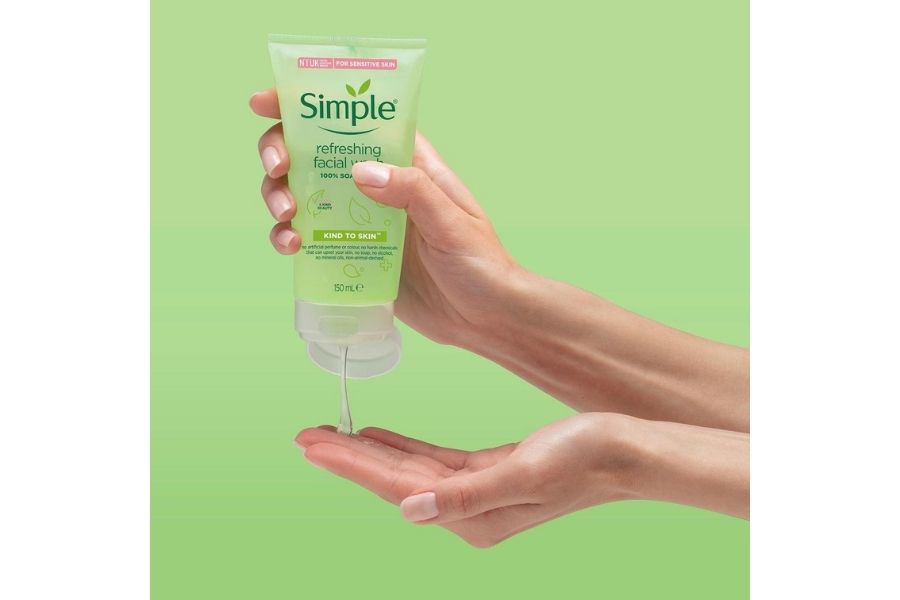 Bao bì và kết cấu sữa rửa mặt Simple Kind To Skin Refreshing Facial Wash