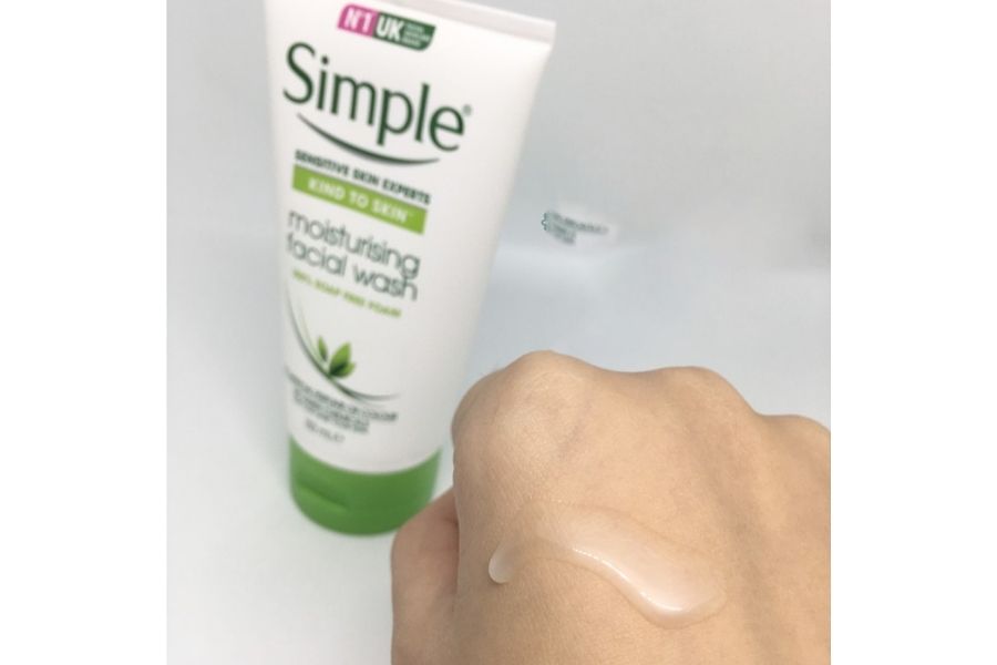 Review sữa rửa mặt Simple Kind To Skin review dành cho da khô