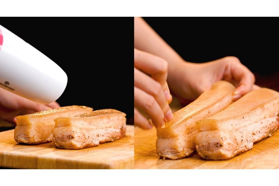 Cách làm thịt quay giòn bì bằng nồi chiên không dầu tại nhà: Giai đoạn xăm da và quét giấm