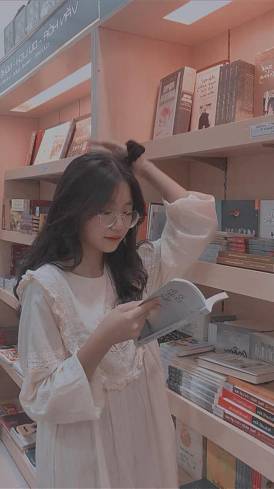 Ảnh gái xinh đeo kính đọc sách