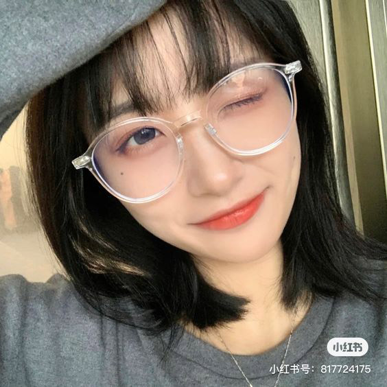 Ảnh gái xinh Trung Quốc đeo kính tóc ngắn