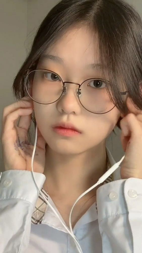 Ảnh gái xinh đeo kính Hàn Quốc